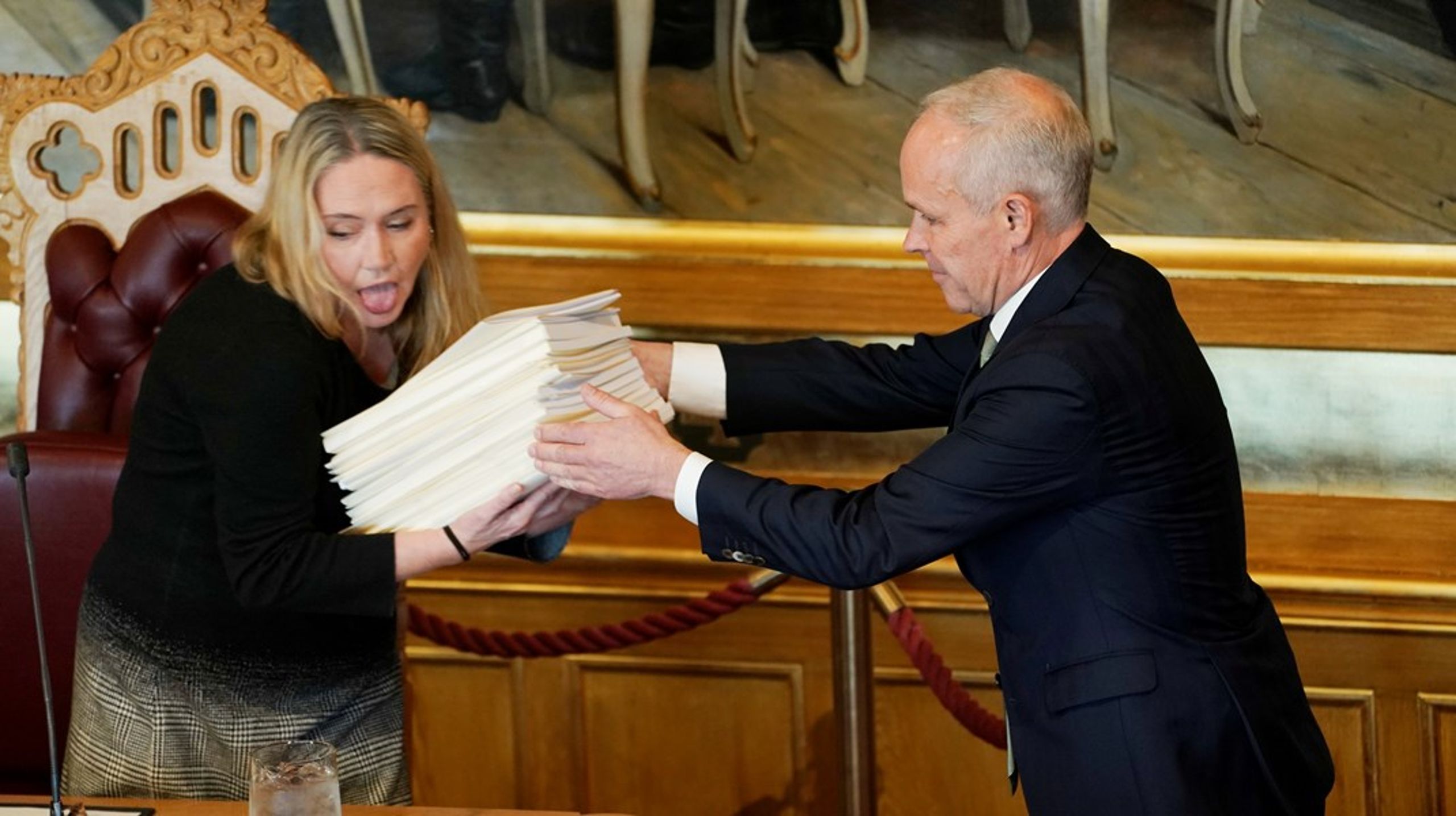 Statsbudsjettet er stort og tungt. Slik så det ut da daværende finansminister Jan Tore Sanner (H) overrakte forslaget til statsbudsjett for 2022 til daværende stortingspresident Eva Kristin Hansen (Ap) i fjor.