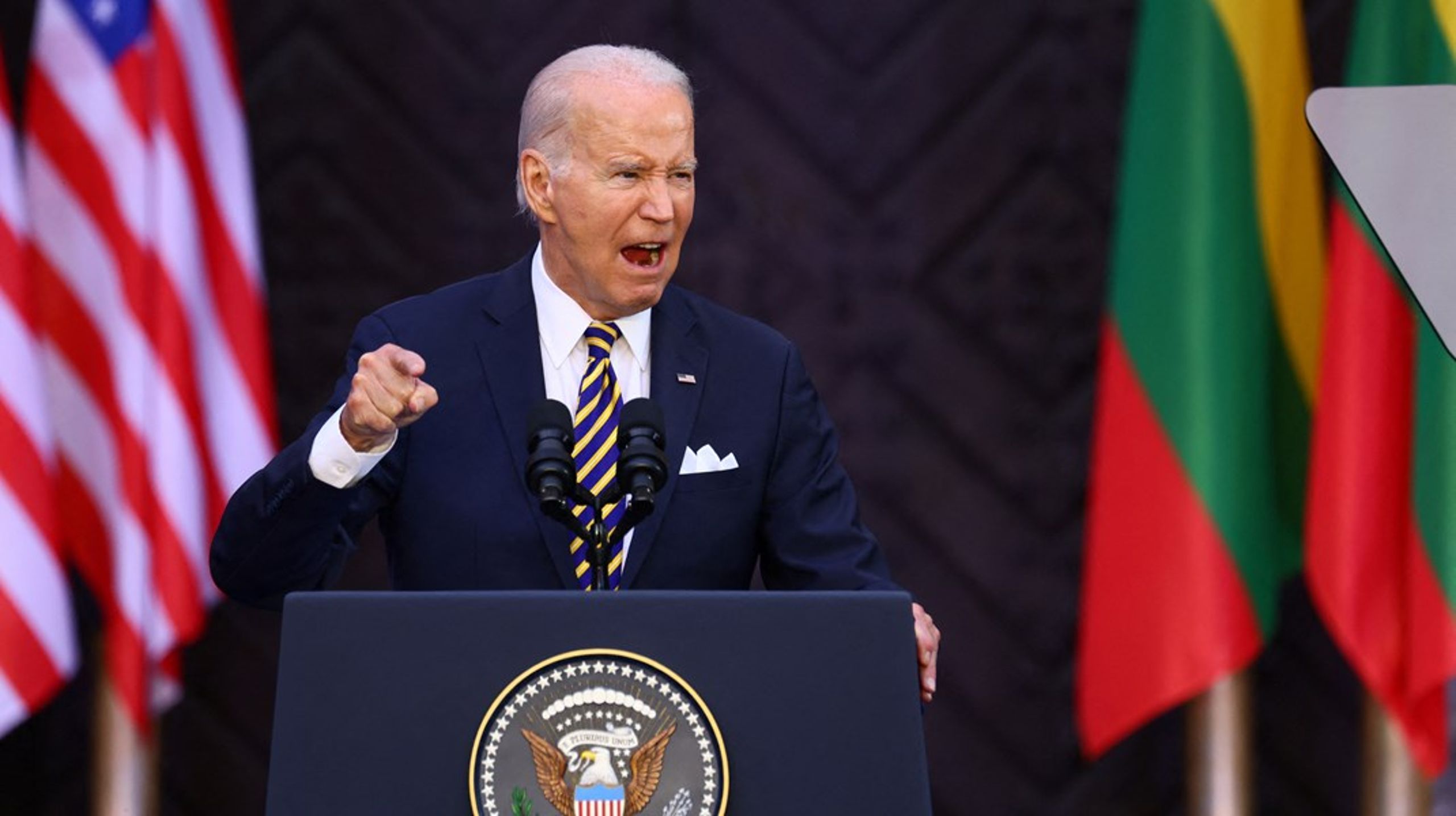 Det var generelt en lavmælt og behersket president som talte i atriumgården på Vilnius universitet onsdag. Men på ett tidspunkt klarte han å finne frem en litt annen tone, som raskt vekket publikum til live.