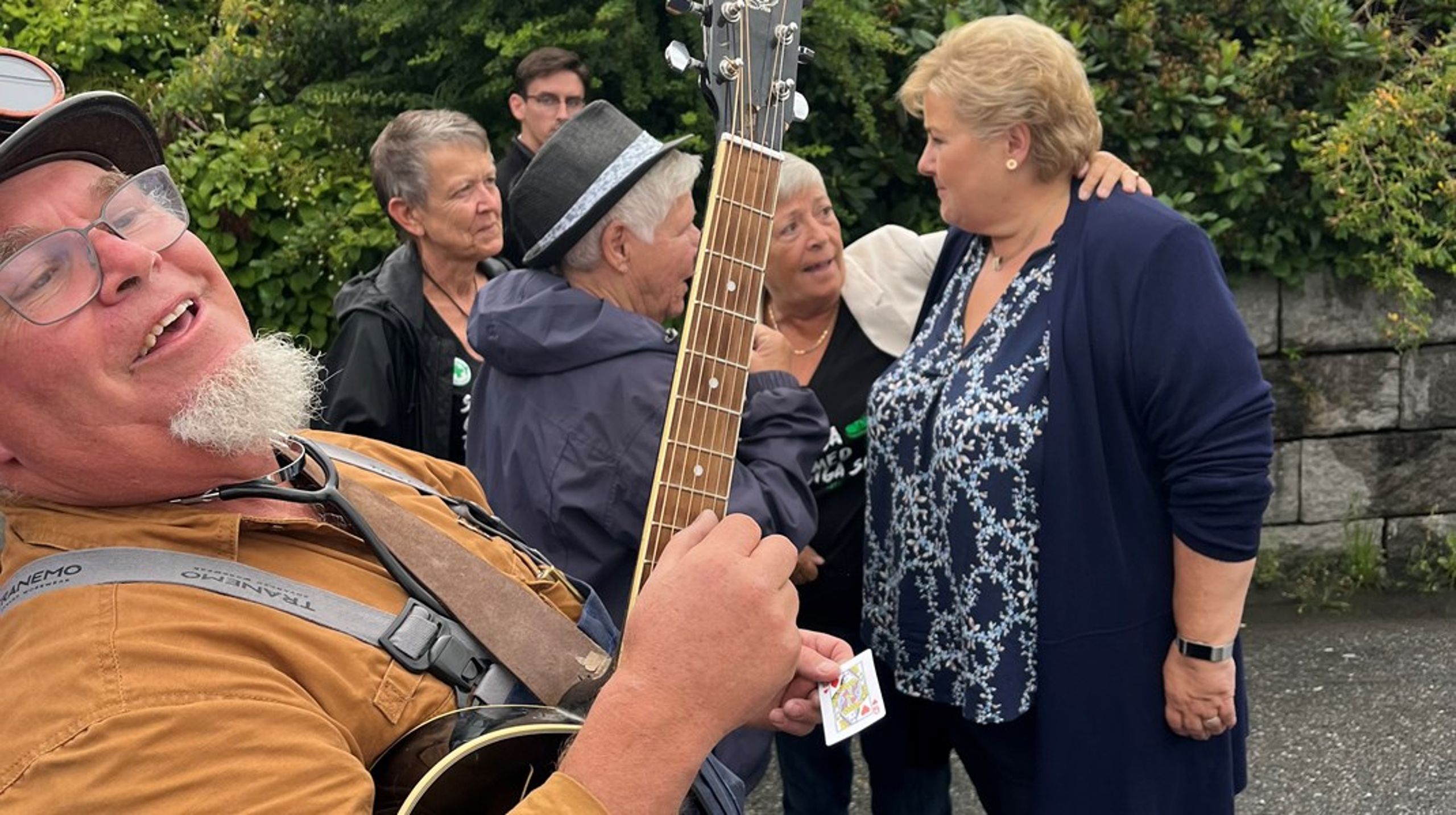 Bluesmusikeren Jim Sterling laget en spontan Erna-hyllest i Notoddens gater fredag ettermiddag. Selfie-køen var formidabel på hvert sted den populære Høyre-lederen stoppet under valgkamp-turneen forrige uke.&nbsp;<br><br>