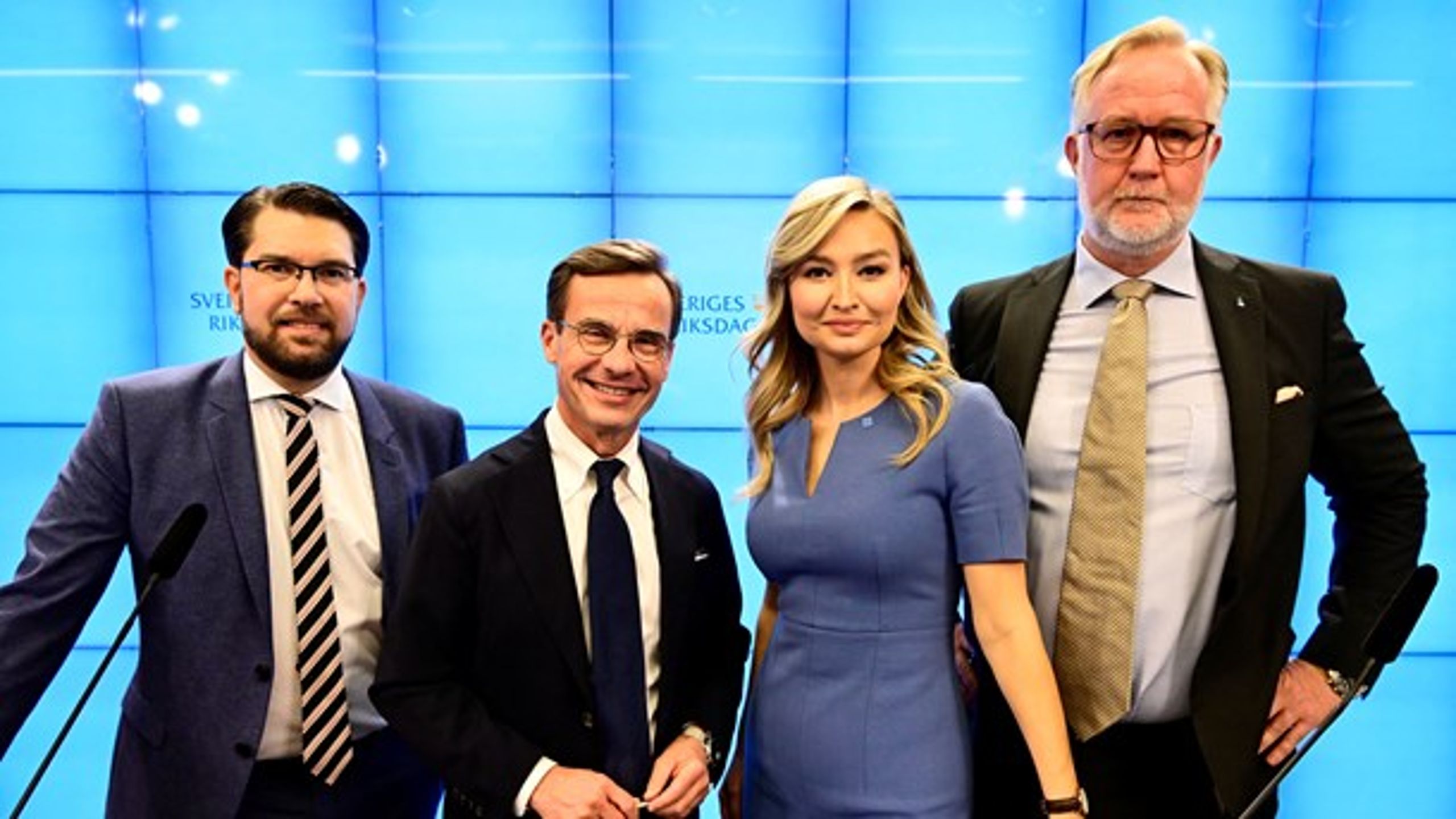 Ulf Kristersson (M) er Sveriges nye statsminister. Han tar med seg Ebba Buschs Kristdemokraterna og Johan Pehrsons (t.h.) Liberalerna i regjering. Koalisjonen vil fungere med støtte fra Jimmie Åkesson (t.v.) og Sverigedemokraterna.