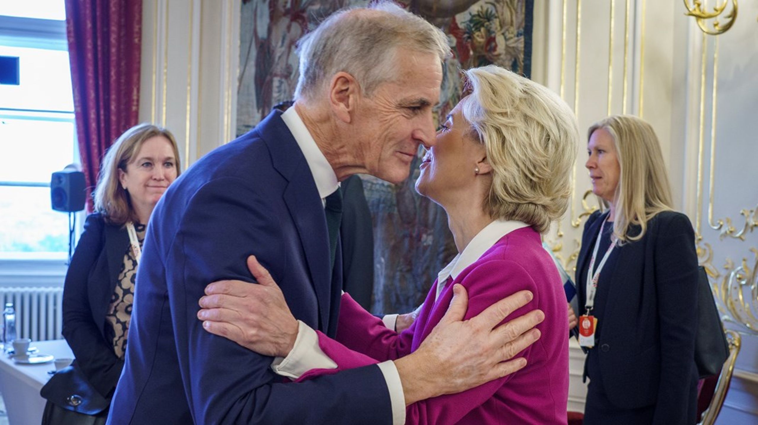 Statsminister Jonas Gahr Støre og EU-kommisjonens Ursula von der Leyen har god tone. Men er Norge utenfor eller innenfor EUs telt når det kommer til sikkerhetspolitikk og geopolitikk, spør Oda Helene Sletnes.