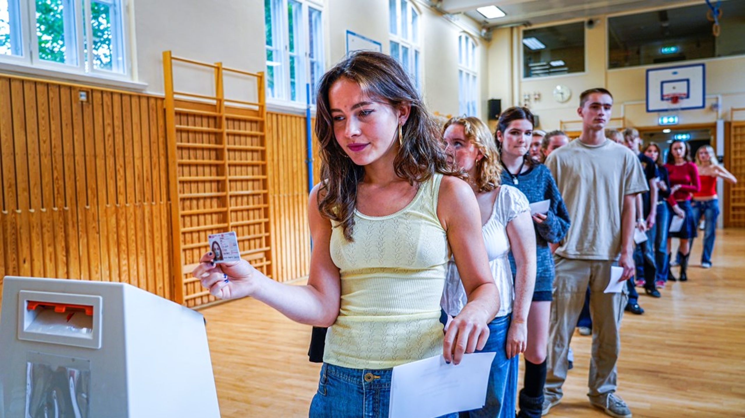 Anna Fagernæs under årets skolevalg på Foss videregående skole i Oslo mandag. Årets skolevalg gir kraftig vekst for Frp og Høyre.&nbsp;