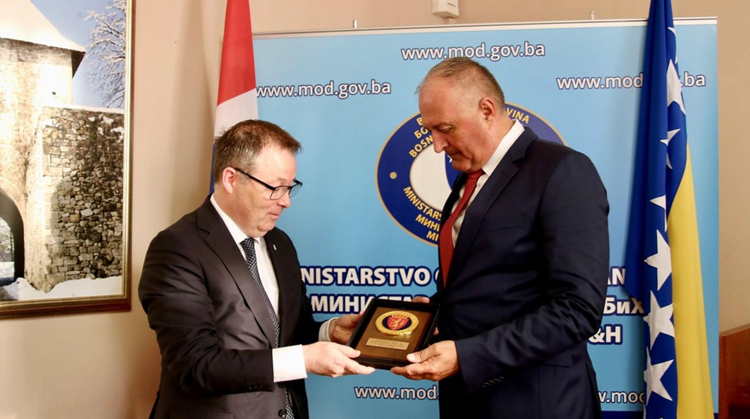 Forsvarsminister Bjørn Arild Gram (t.v.) sammen med forsvarsministeren i Bosnia-Hercegovina, Zukan Helez (t.h.) under et møte i Sarajevo tirsdag 26. september.&nbsp;