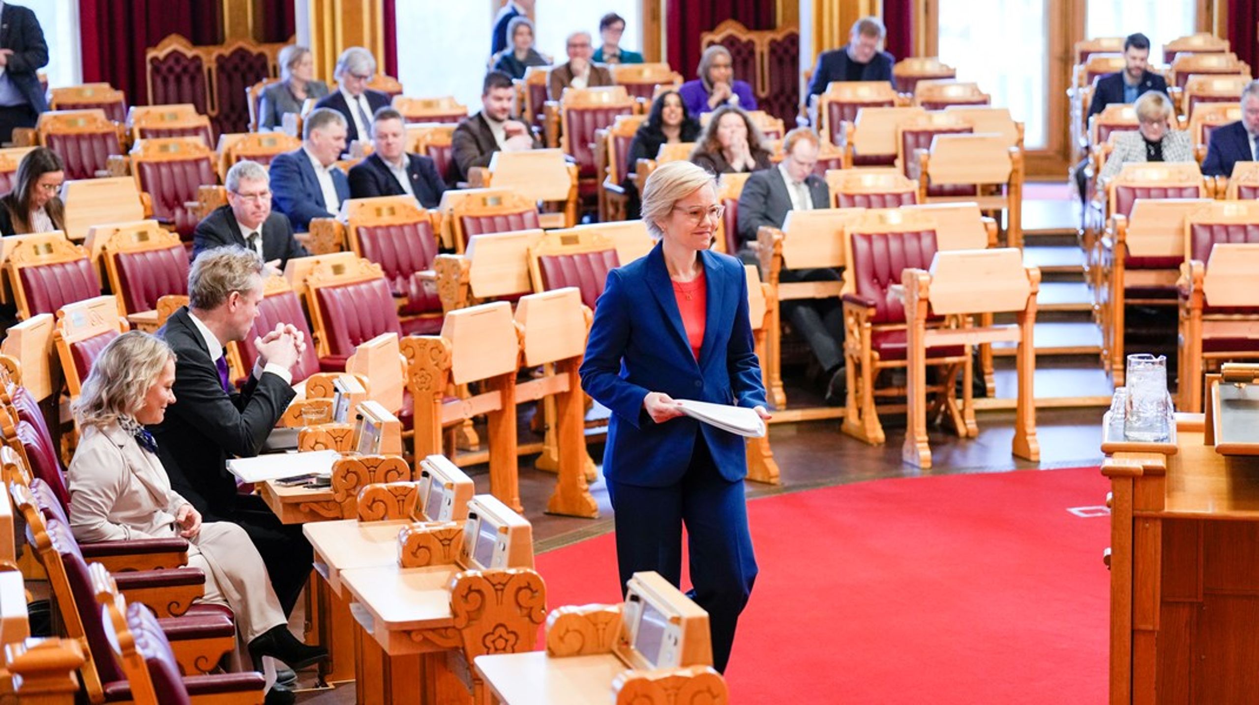 Gjennom helseforetaksloven har Stortinget delegert ansvaret for styringen av sykehusene til helseforetakene og Helse- og omsorgsdepartementet. Men helse- og omsorgsminister Ingvild Kjerkol står fortsatt parlamentarisk ansvarlig overfor Stortinget.