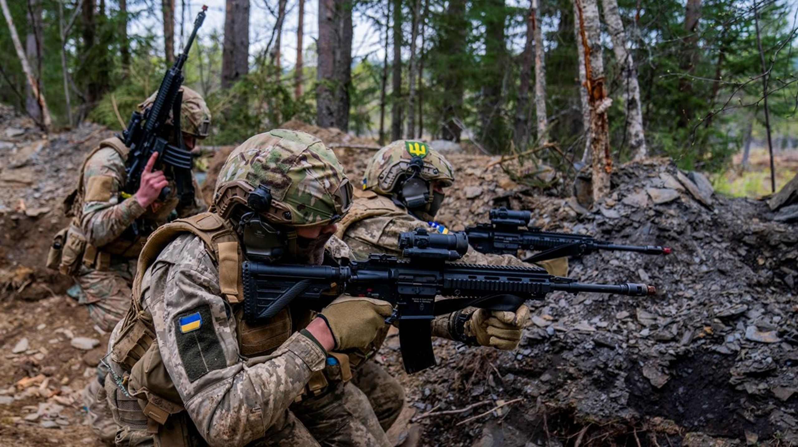 Amatører med grånende hår har ingen rolle i et moderne forsvar, og slett ikke i stridende funksjoner. Likevel har Ukrainas forsvarskamp mobilisert hele samfunnet, skriver Altinget-spaltist Kjetil Skogrand. Bildet viser opptrening av ukrainske soldater i Norge.