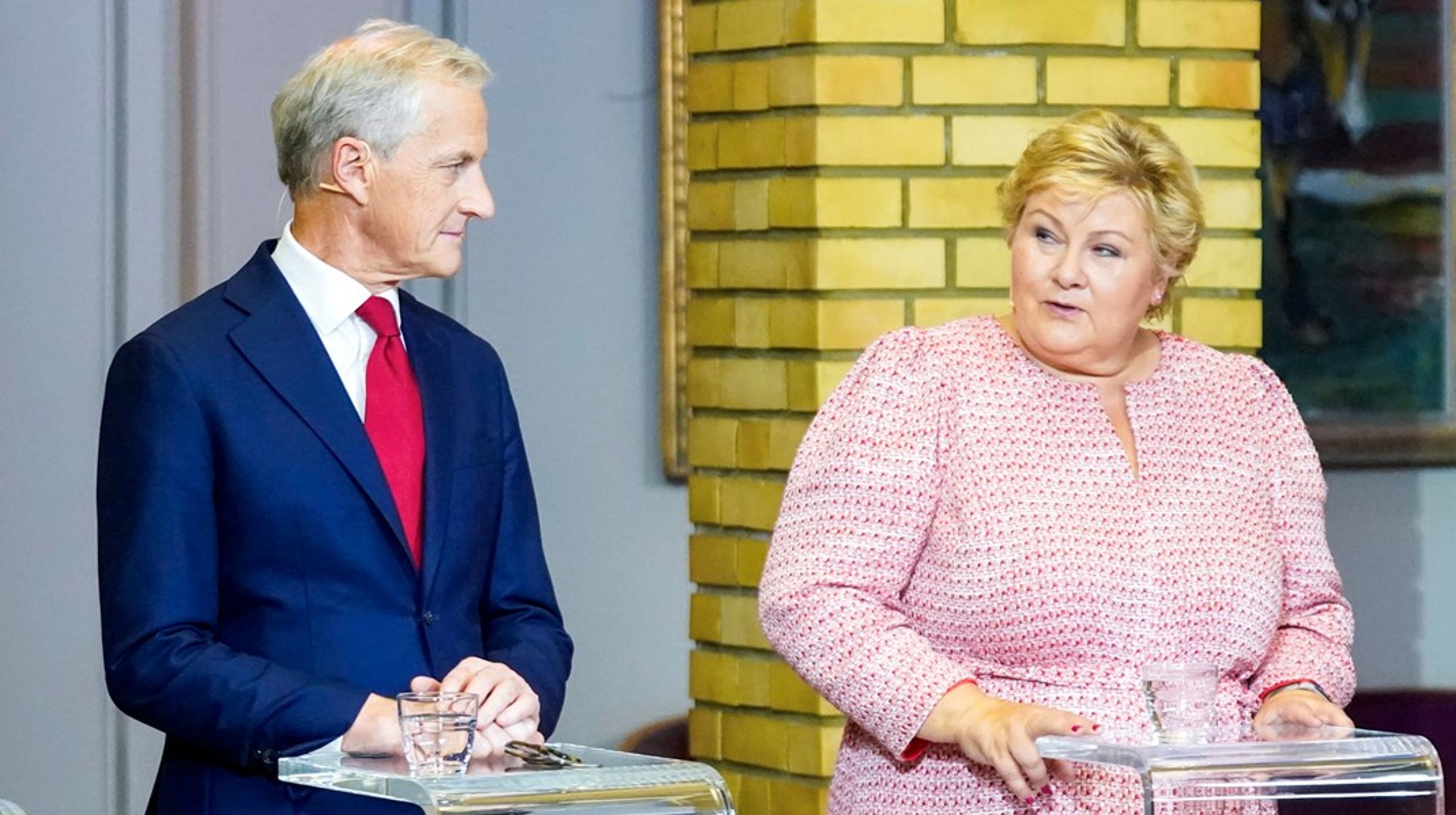 Både Erna Solberg og Jonas Gahr Støres regjering får habilihtetskritikk på Stortinget onsdag formiddag.