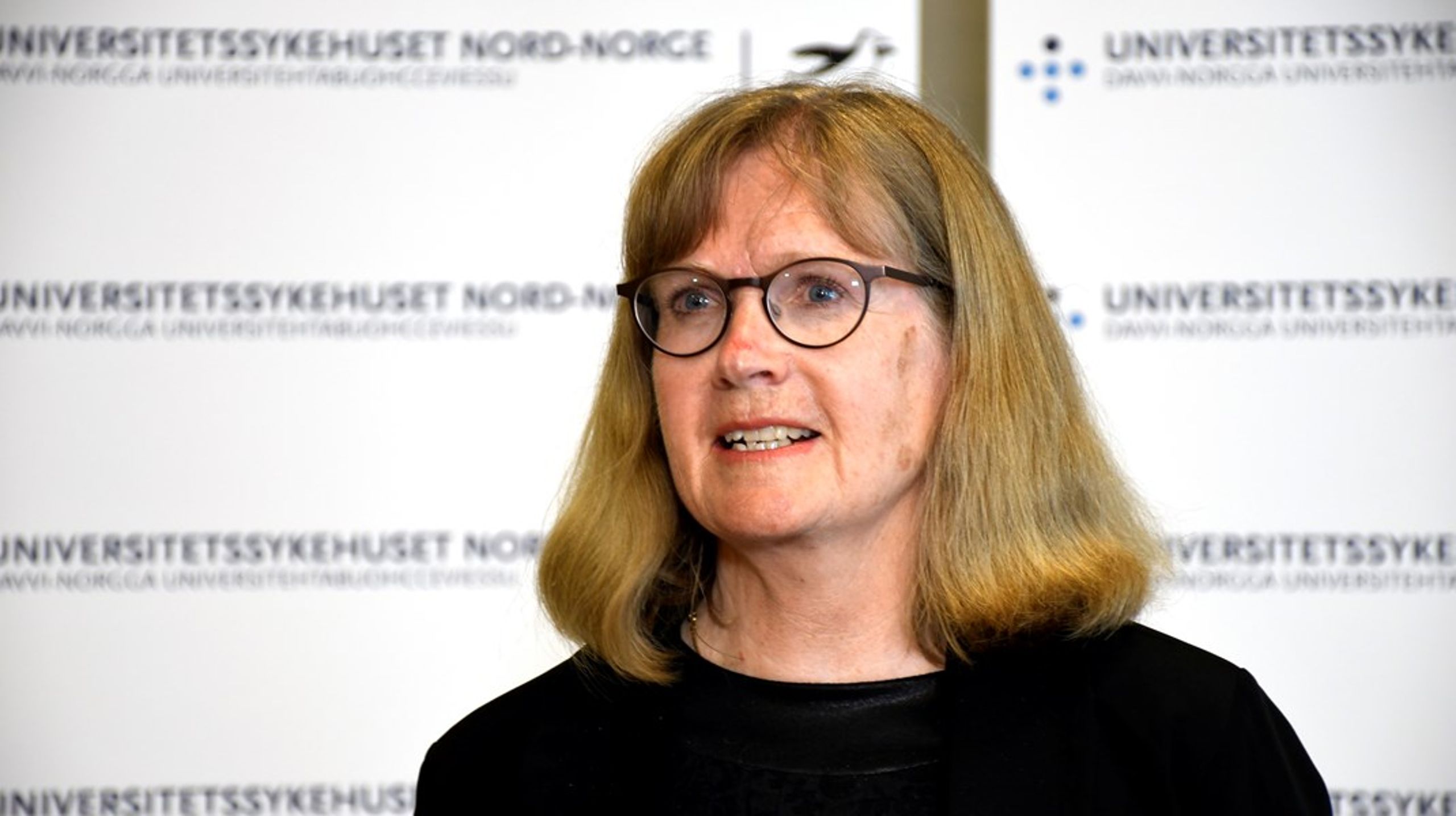 Anita Schumacher har vært øverste leder for Universitetssykehuset Nord-Norge i drøyt fem år. Nå har styret bedt henne gå av fire måneder før den opprinnelige avtalen.