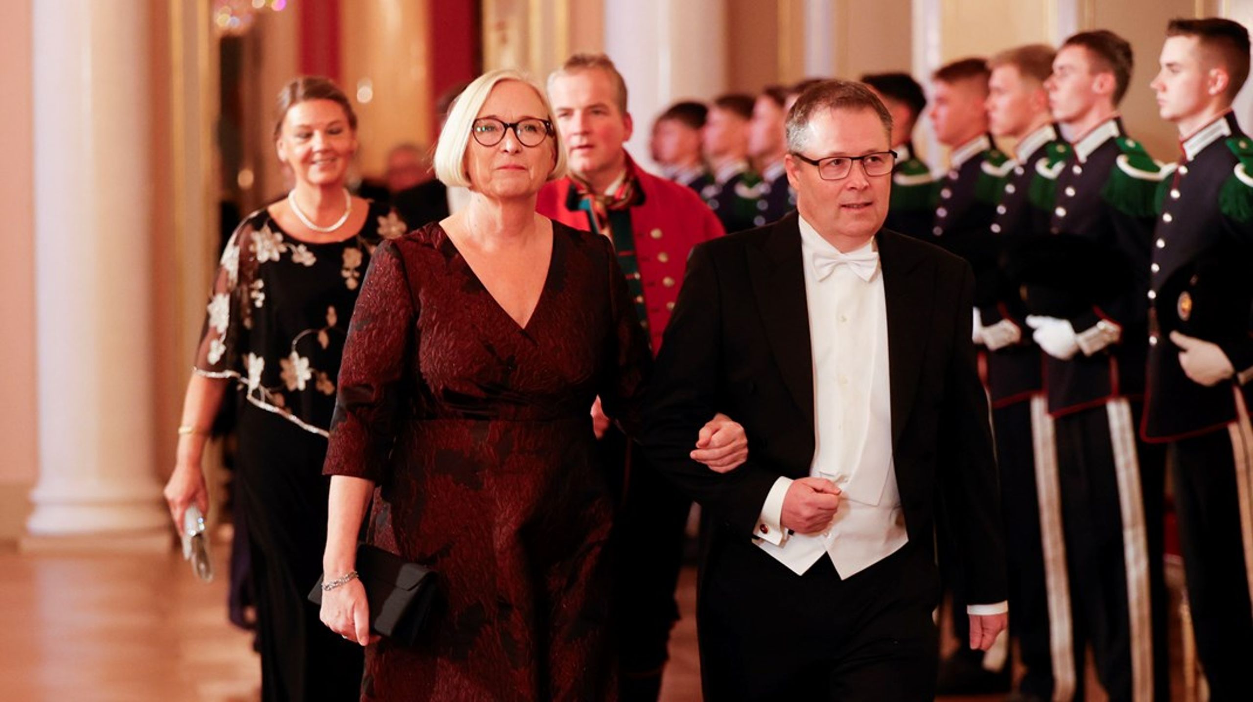TRØNDER-DUO: «Sp-dronninga» Marit Arnstad gir seg på Stortinget, og Bjørn Arild Gram vil gjerne overta førsteplassen på Senterpartiets liste i Nord-Trøndelag. Her er de to avbildet på slottsmiddag i 2023.&nbsp;
