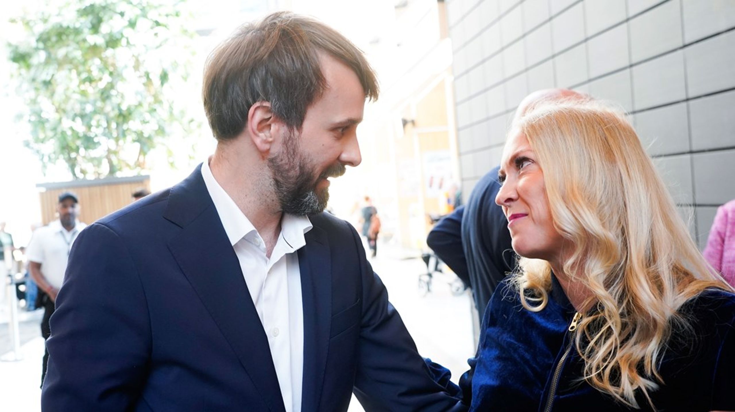 Det var god stemning da helseminister Jan Christian Vestre kunne fortelle leder i Sykepleierforbundet, Lill Sverresdatter Larsen, om de to milliardene ekstra han vil gi til sykehusene.