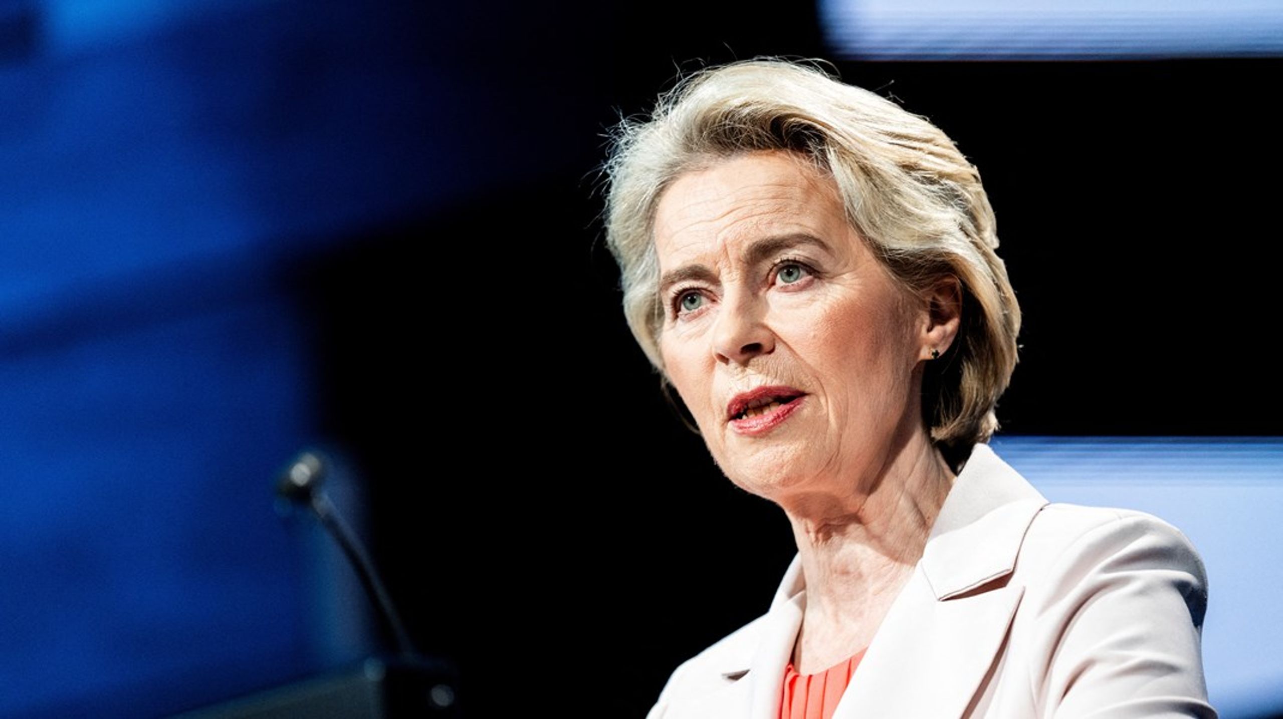 Dersom hun blir gjenvalgt som EU-kommisjonens president etter valget i juni, lover Ursula von der Leyen å fremme et forslag om å opprette et eget EU-byrå for å beskytte det europeiske demokratiet. Ideen ble presentert i en tale som hun holdt på et demokratitoppmøte i København tirsdag.
