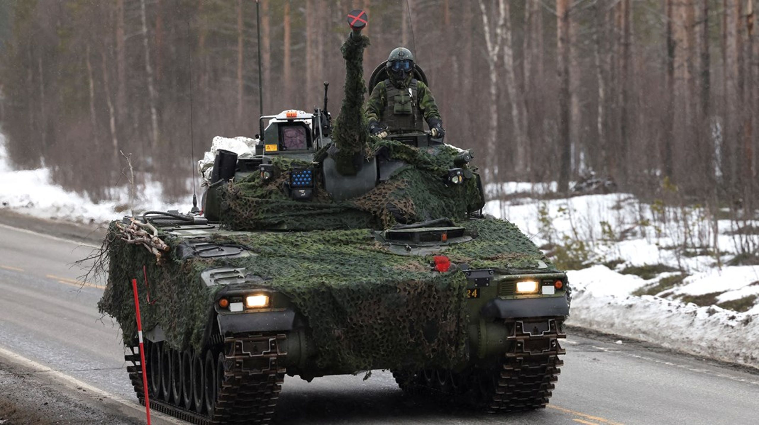 En svensk tank ruller inn på Setermoen under Nato-øvelsen «Cold Response» i 2022 med over 30.000 tropper fra Nato-landene og&nbsp;Sverige og Finland. Den gang deltok Sverige og Finland i øvelsen som ikke-medlemer.