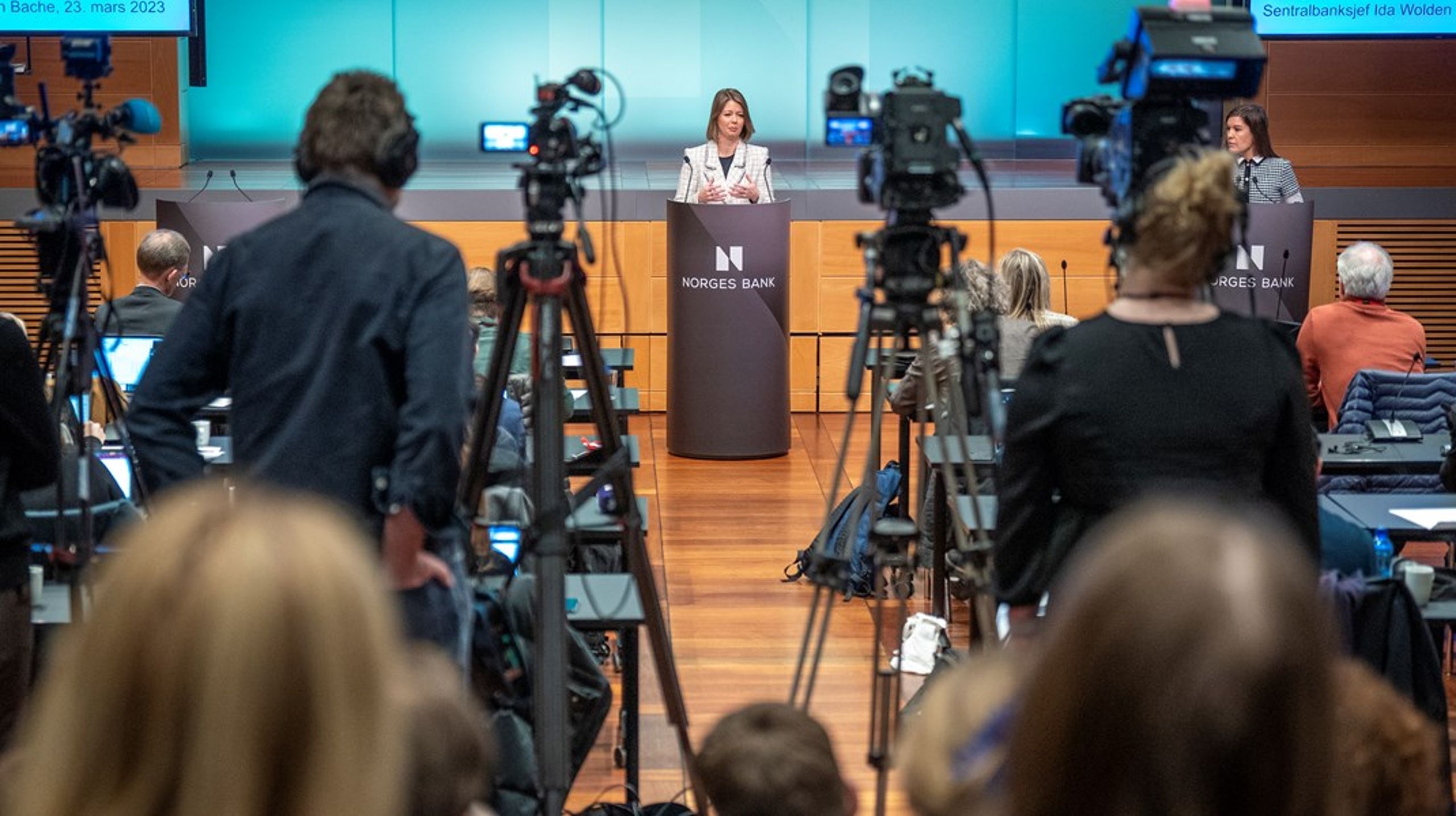 Torsdag kommer Ida Wolden Bache igjen på podiet i Norges Bank for å fortelle om sentralbankens rentebeslutning. Menn til tross for lavere prisvekst enn ventet i mai, er det liten grunn til å tro at hun kommer til å annonsere rentekutt med det aller første.