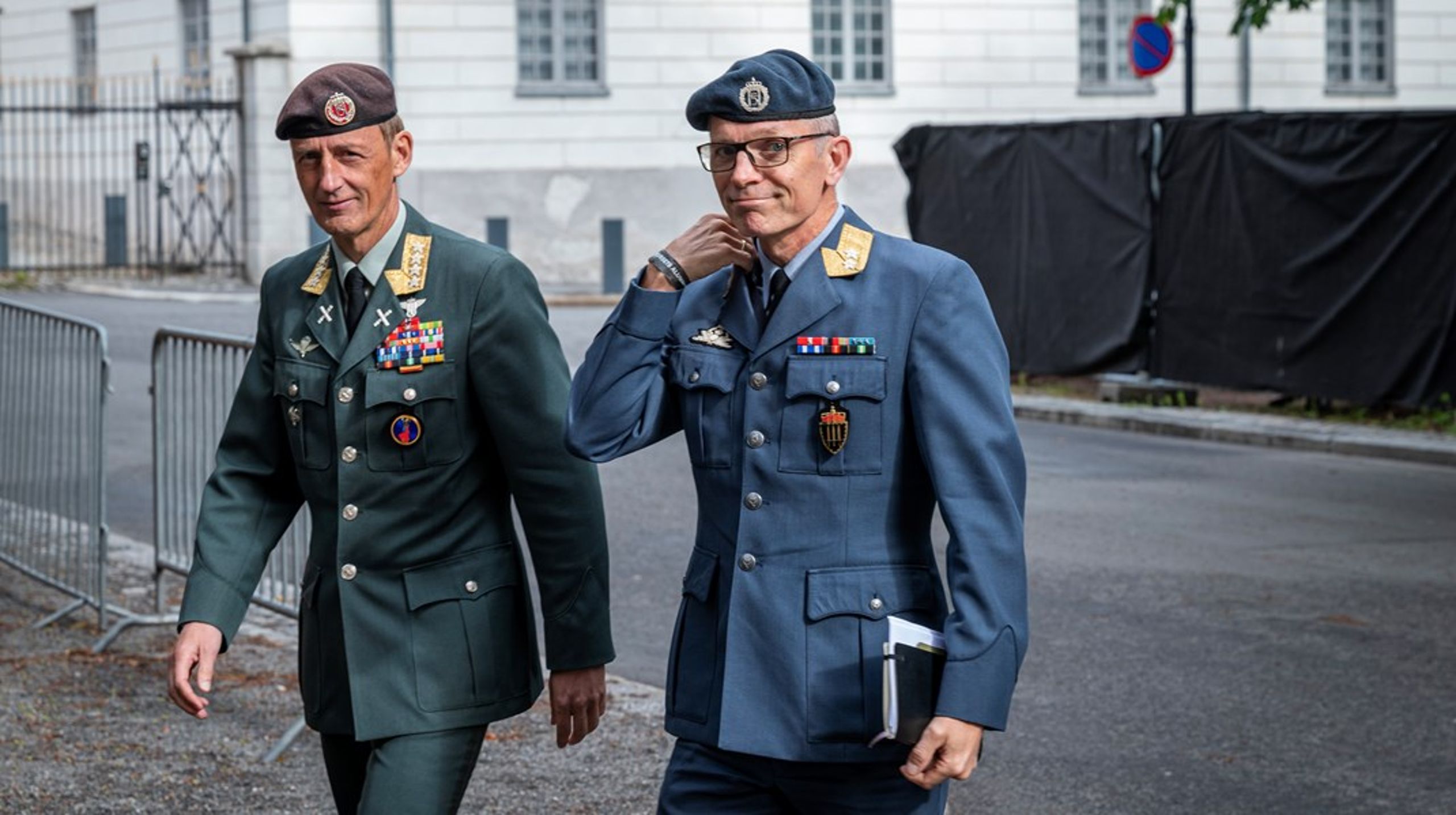 Forsvarssjef Eirik Kristoffersen og sjef for Forsvarets høgskole, Dag R. Aamoth, på vei inn til Sjefskursets alumnikonferanse 2024, som fant sted på Gamle Logen i juni.