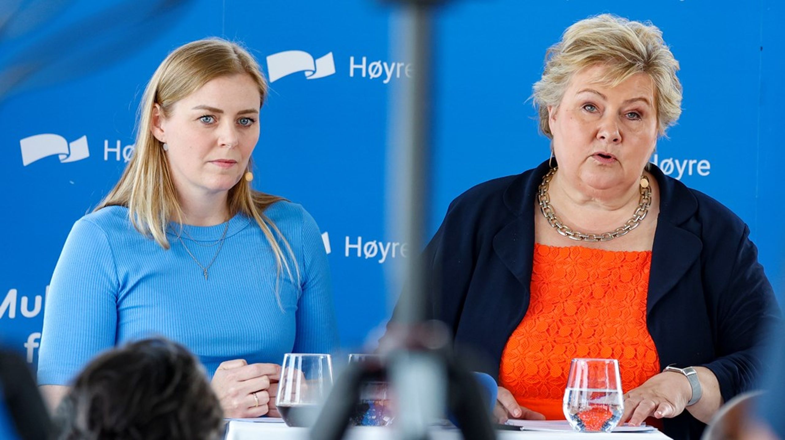 Høyre-toppene Erna Solberg og Tina Bru holdt partiets oppsummerende pressekonferanse på en takbar i Oslo.