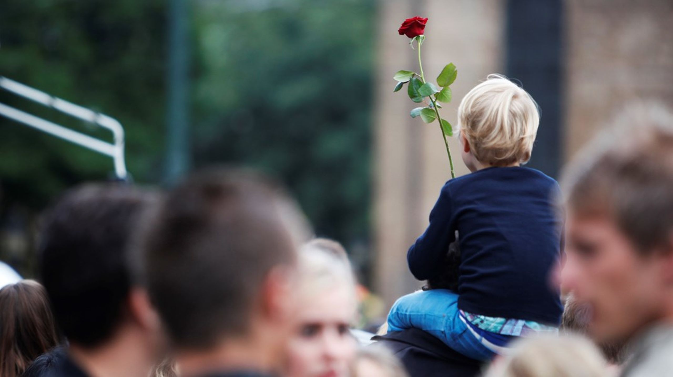 «Du som skal starte på videregående, som var 3 år da vi sprang for livet på kjærlighetsstien, men som er like gammel nå, som vi var da vi gjemte oss fra skuddene. Vi trenger deg», var budskapet til AUF-leder Astrid Willa Hoem 13 år etter terroren. Bildet er tatt under rosetoget i Oslo, rett etter angrepene i 2011.&nbsp;&nbsp;