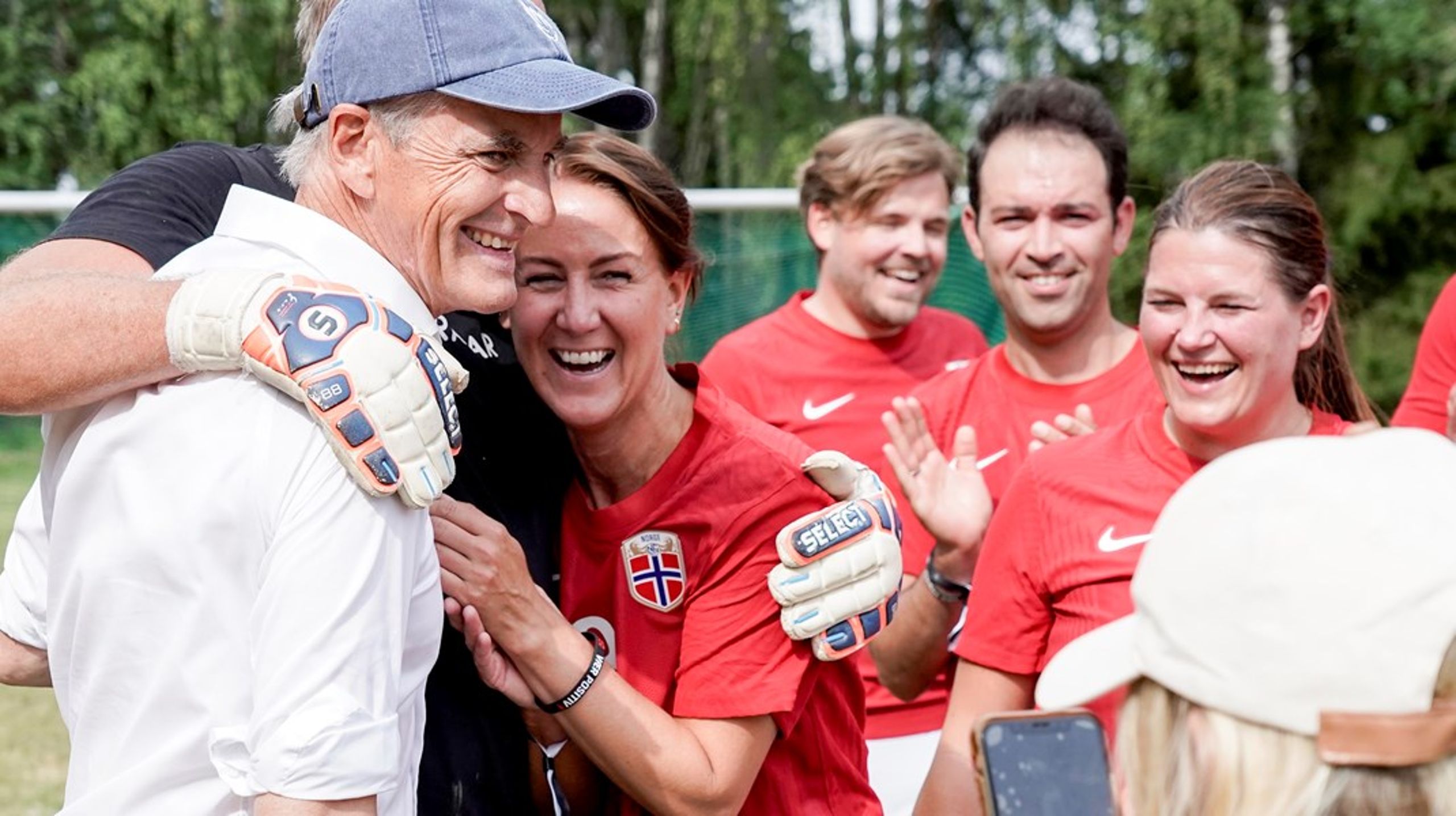 Støres lag ka ntillate seg å smile litt over utviklingen på målingene siden i vinter, men nhar enda enn lang vei å gå til valgseier. Her fra&nbsp;verdikampen i fotball mellom AUF og Arbeiderpartiet på AUFs sommerleir på Utøya i år.