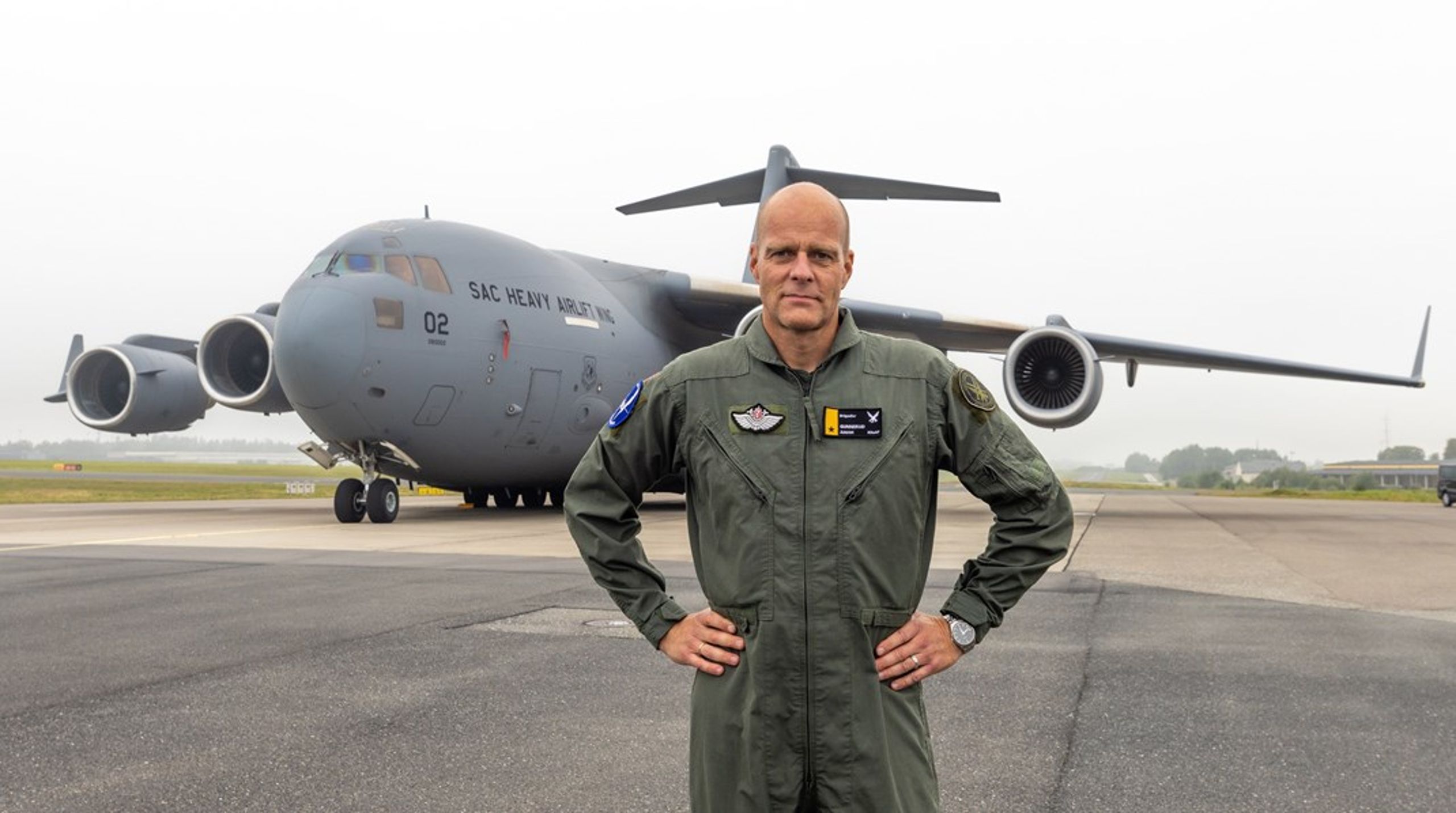 Påtroppende Sjef Luftforsvaret, Øivind Gunnerud, poserende fremfor&nbsp;en Boeing C-17 Globemaster III.