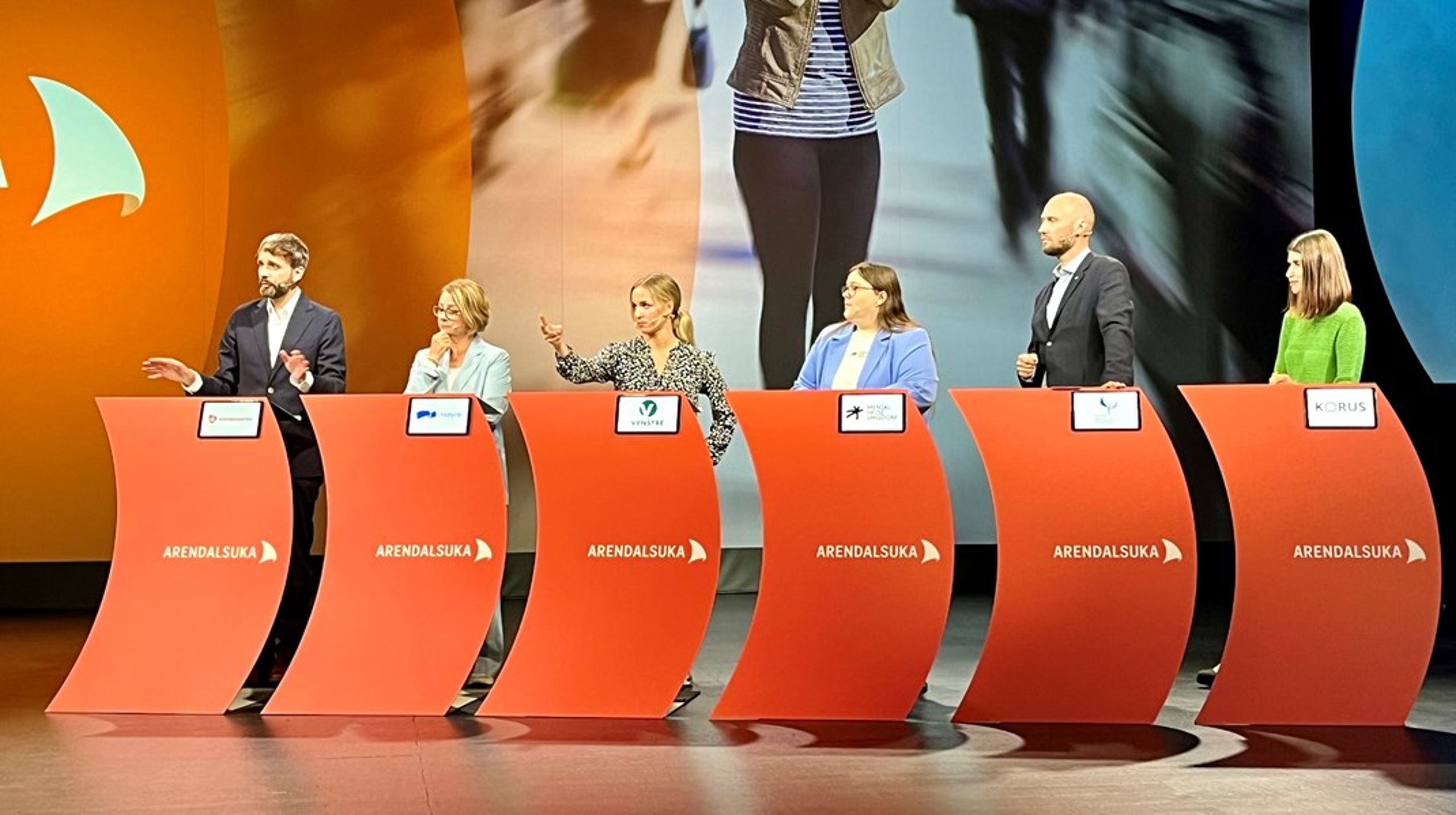 Helseminister Jan Christian Vestre (f.v.), Tone W. Trøen (helsepolitisk talsperson i Høyre), Ane Breivik (leder i Unge Venstre), Martine Antonsen (landsleder i Mental Helse Ungdom), Håkon Kongsrud Skard (president i Psykologforeningen) og&nbsp;Anne-Kristin Imenes (psykolog i Korus Sør) deltok i debatten om psykisk helse.