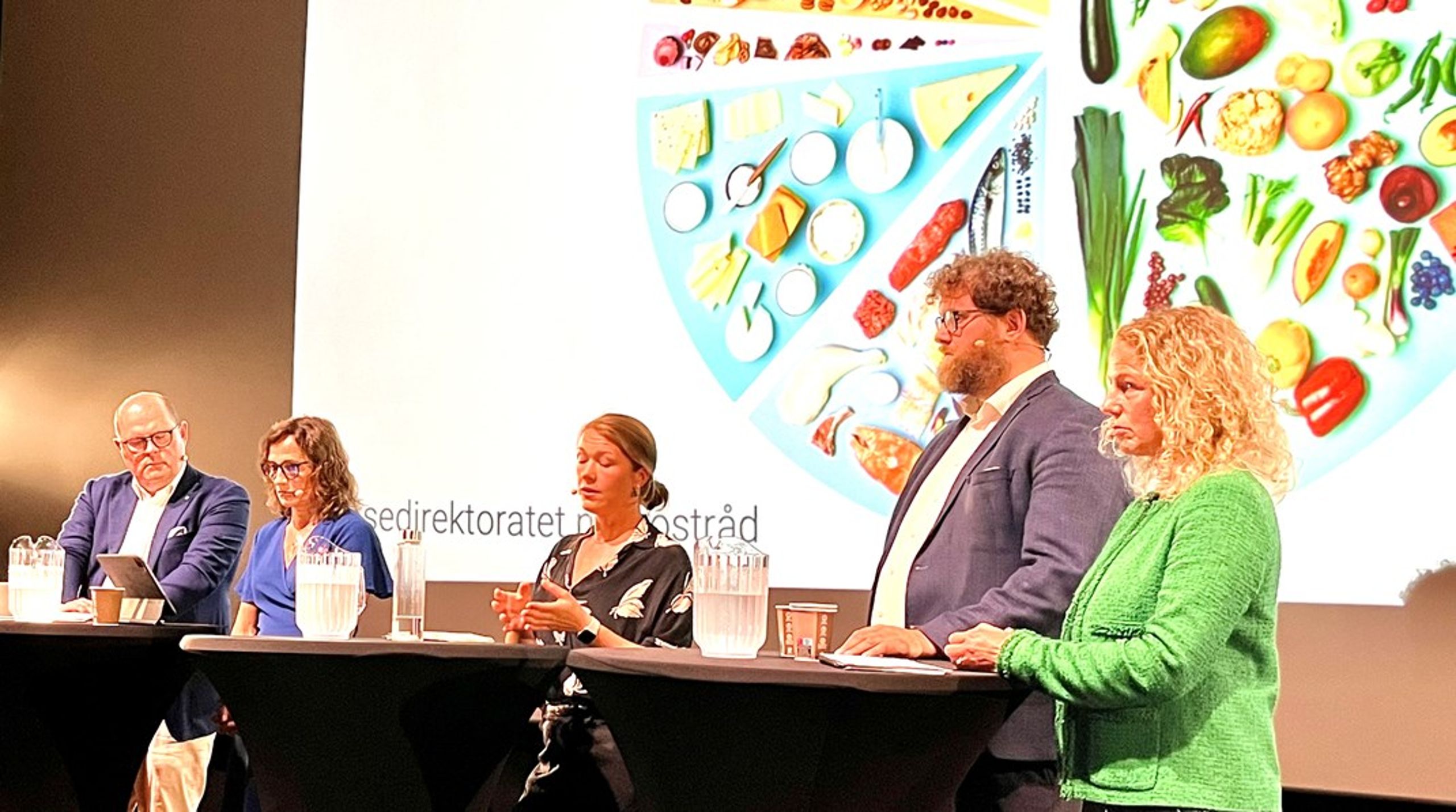 Det var debatt om de nye nasjonale kostrådene like etter at de ble presentert. Der deltok f.v. Petter Haas Brubakk, Tone Poulsson Torgersen, Une Bastholm, Karl Kristian Bekeng og Linda Granlund.