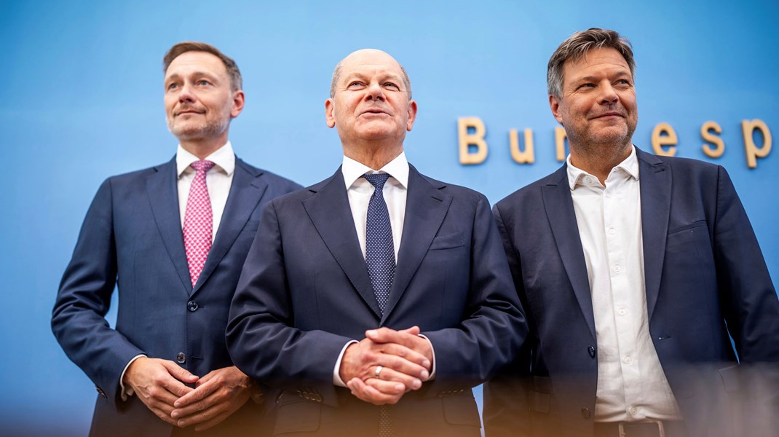 Tysklands&nbsp;nærings- og klimaminister Robert Habeck (til venstre), sammen med forbundskansler Olaf Scholz og finansminister Christian Lindner.