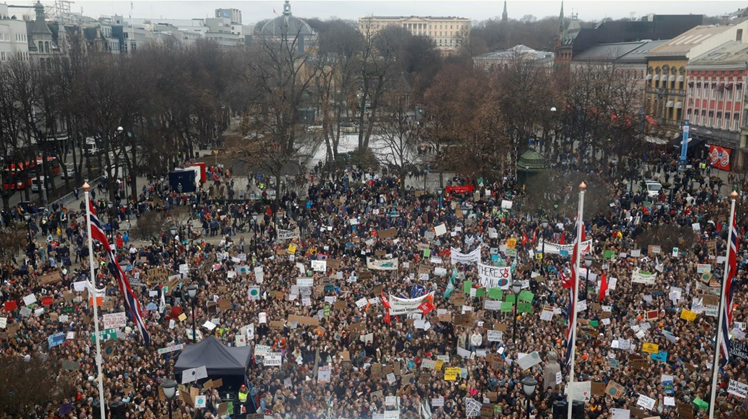 Klimastreikende elever utenfor Stortinget i 2019. Klimamarsjen 30. august skal være mindre spontane enn de tidlige skolestreikene, sier NU-leder&nbsp;Gytis&nbsp;Blaževičius.