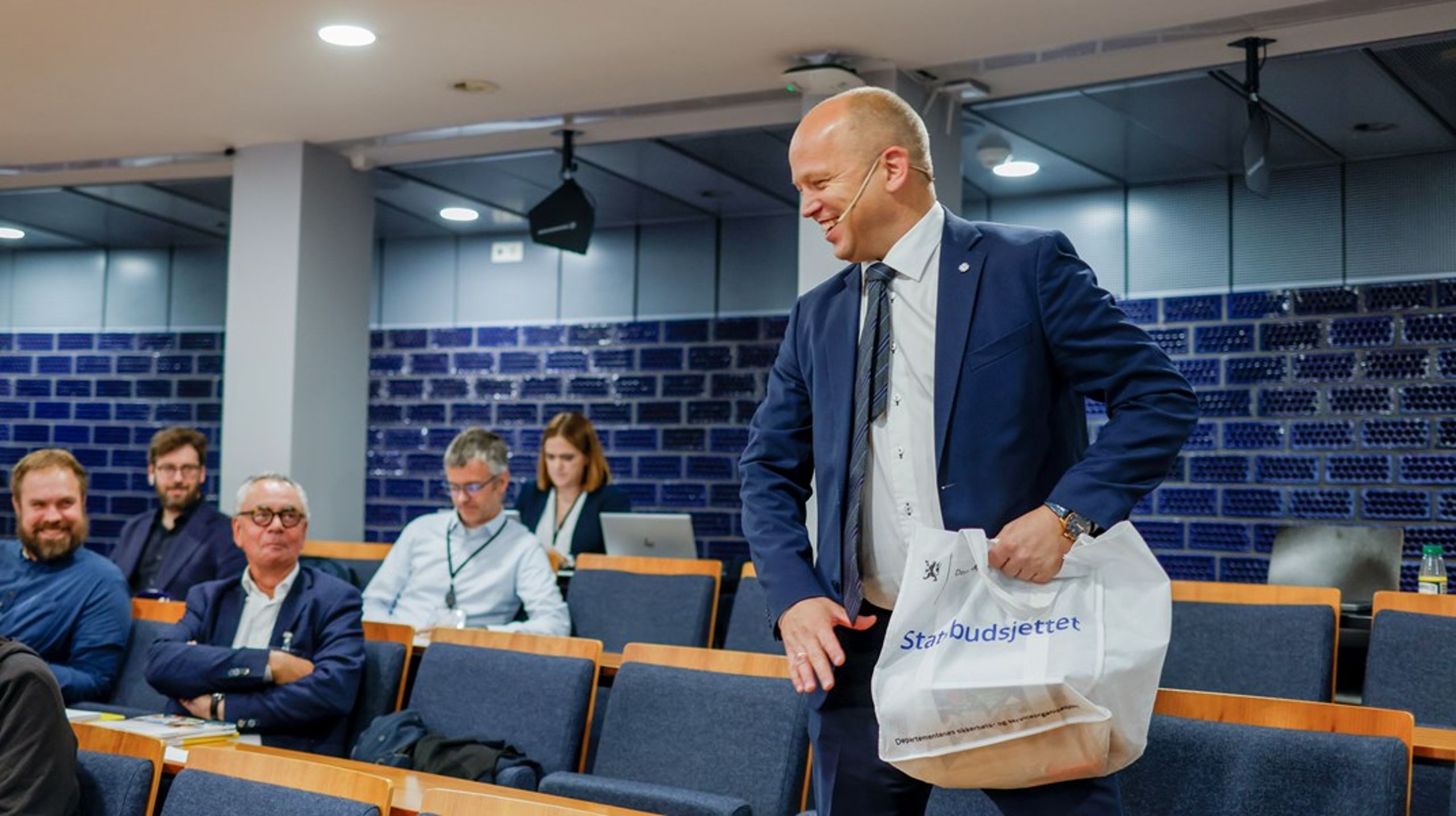 Finansminister Trygve Slagsvold Vedum fikk mange spørsmål på pressekonferansen om statsbudsjettet for 2024. Denne uka har regjeringen budsjettkonferanse om neste års budsjett.