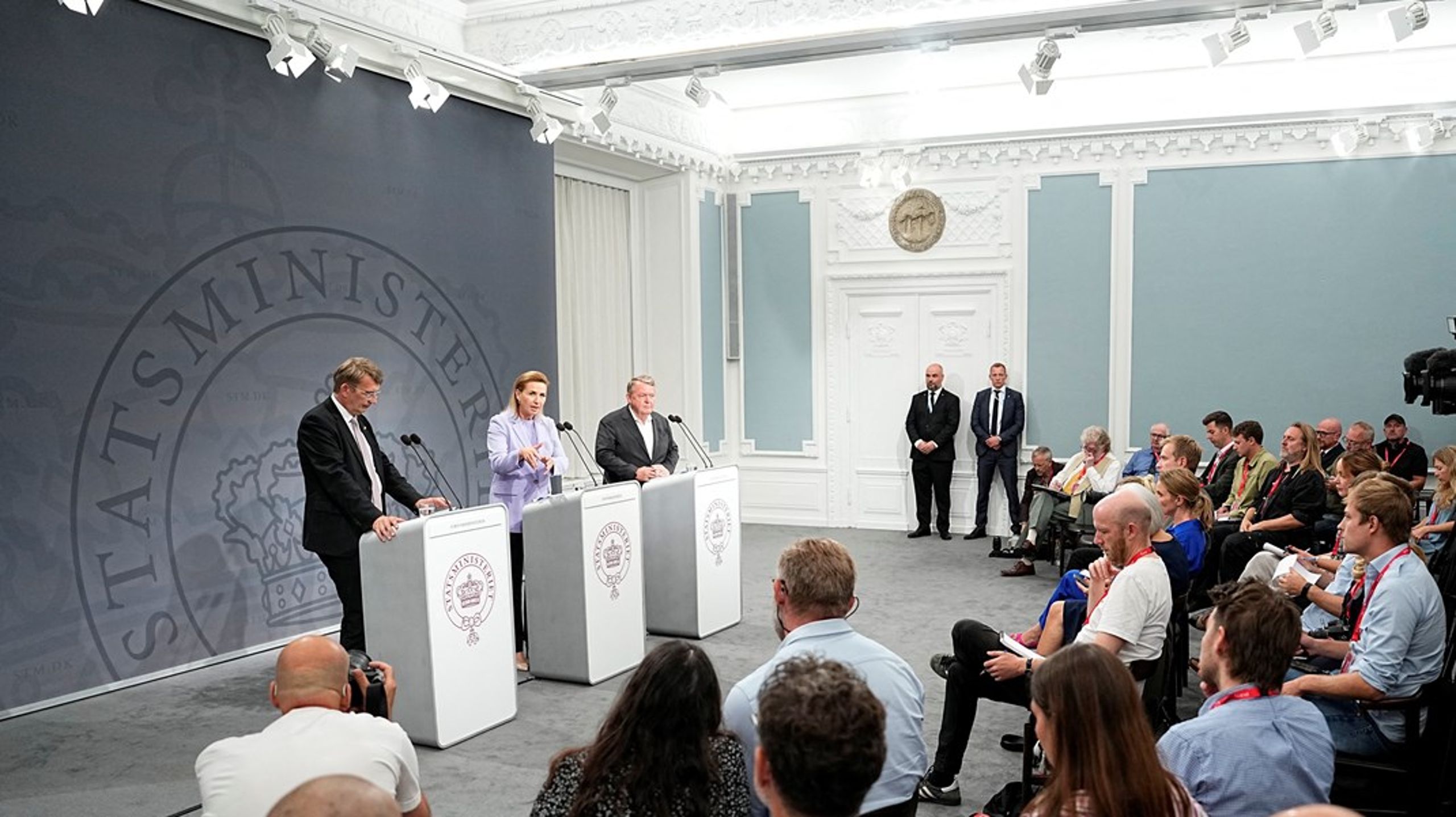 Torsdag presenterte statsminister Mette Fredriksen Danmarks nye regjering, sammen med forsvarsminister Troels Lund Poulsen og utenriksminister Lars Løkke Rasmussen.