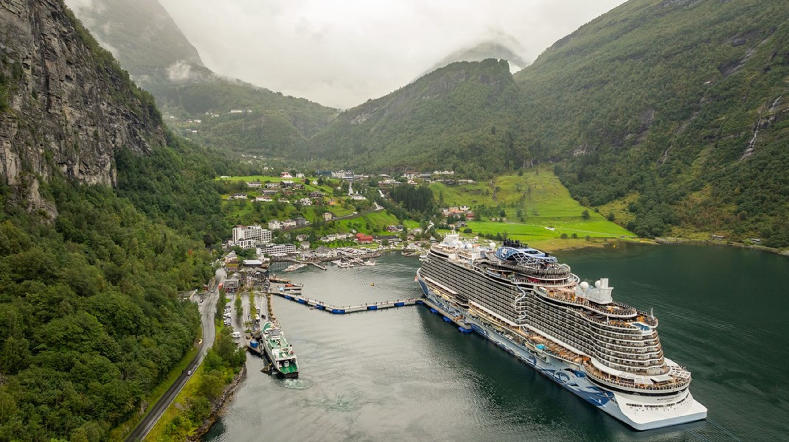 Cruiseskipet Norwegian Prima ligger til kai i Geiranger. Frem til 2032 kan skipet, som er på&nbsp;142.500 bruttotonn, fortsette nøyaktig slik det gjør i dag.&nbsp;