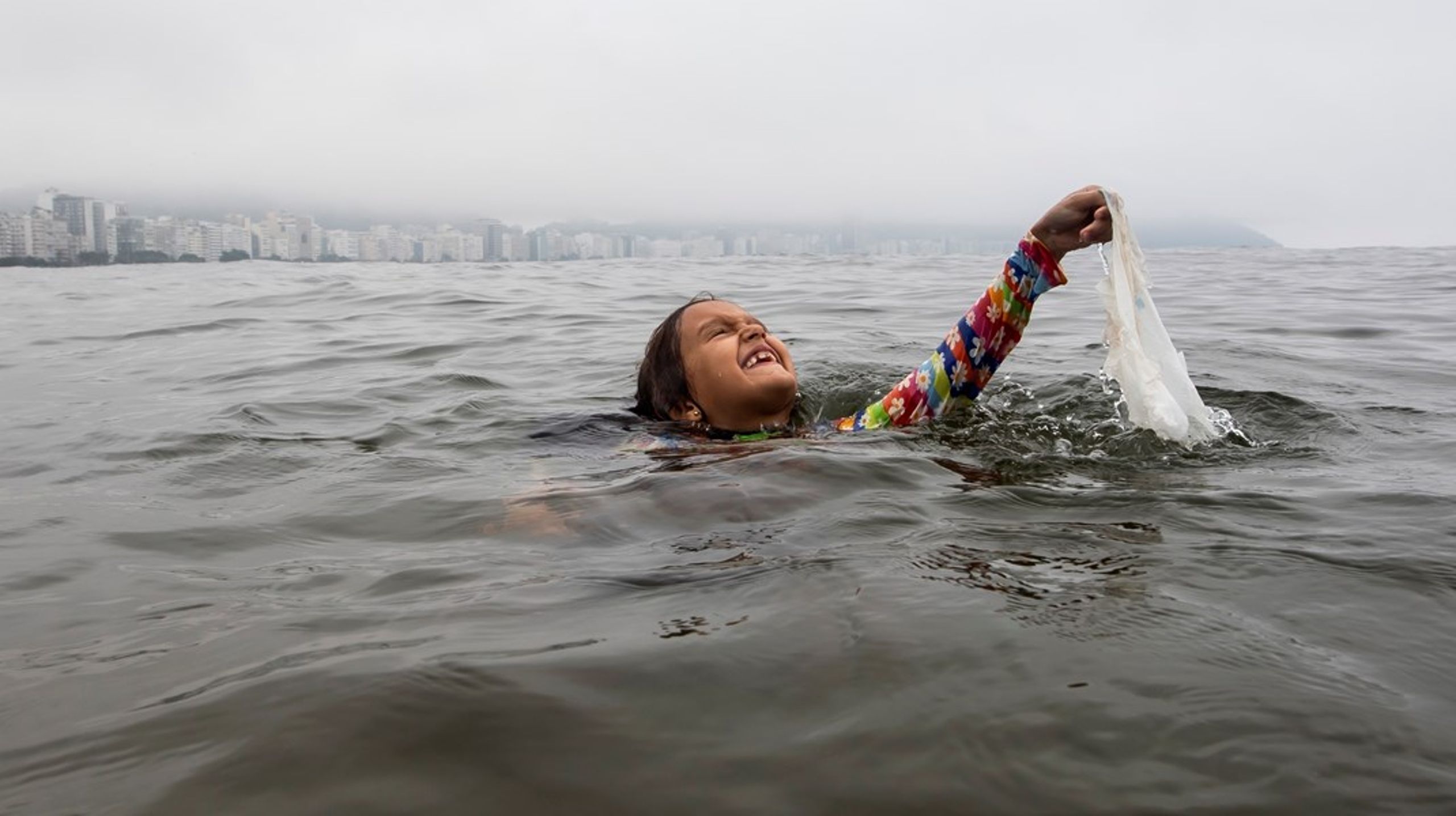 «Vi er milevis unna å nå målet om å utrydde ekstrem fattigdom innen 2030. Samtidig vokser klimakrisen, og rike land gir ikke nok penger til klimatiltak», skriver Dagfinn Høybråten i Kirkens Nødhjelp. Bildet viser&nbsp;Nina Gomes, som rydder plastsøppel utenfor Copacabana i Brasil.&nbsp;