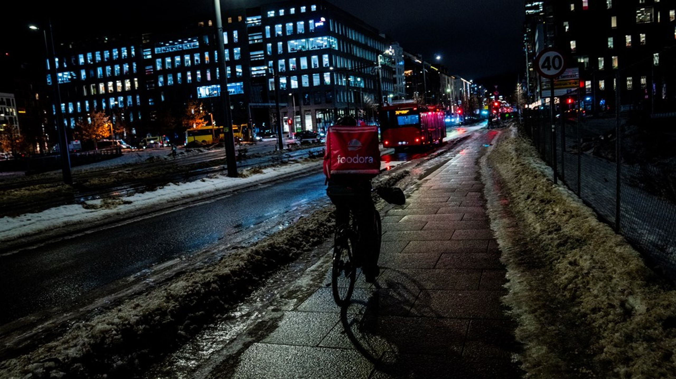 Foodora er blant mange nettbaserte aktører som leverer dagligvarer, og som benytter seg av nattarbeid for både pakking og levering av varer.