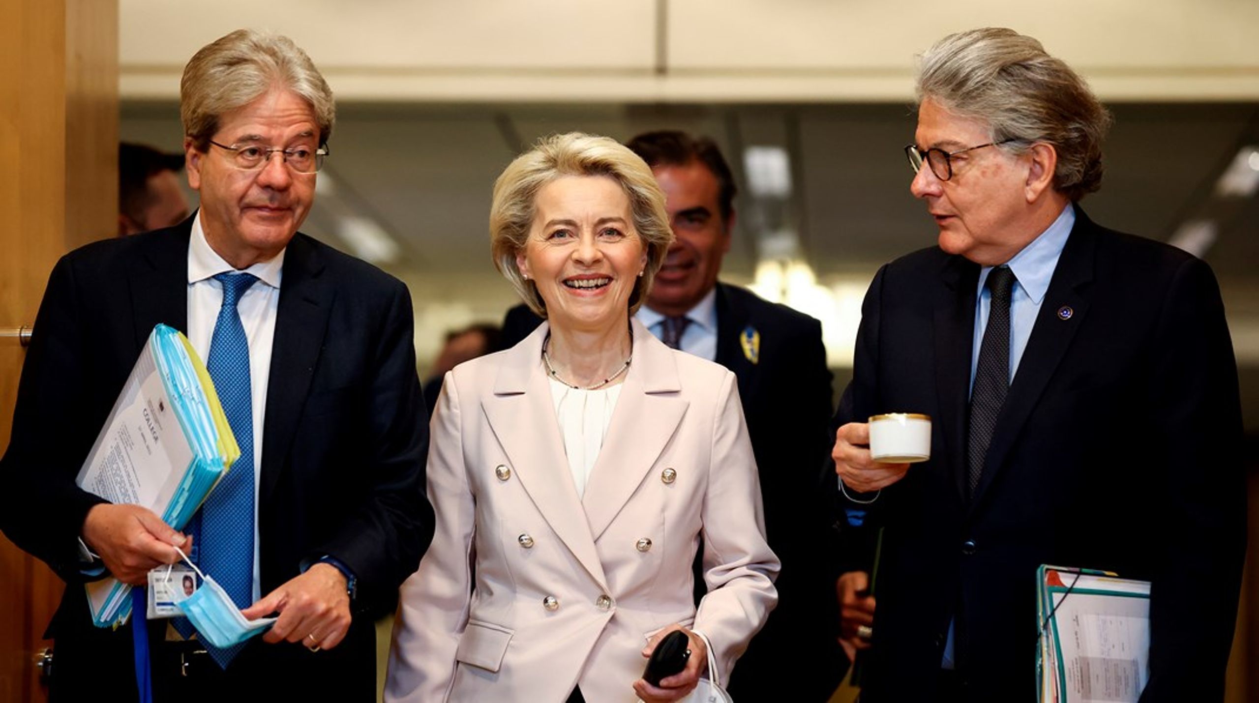 Vil Ursula von der Leyen kunne presentere sine nye EU-kommissærer tirsdag? Etter at den franske kommissærkandidaten Thierry Breton (t.h.)&nbsp;uventet trakk seg mandag morgen, er det høyst usikkert om kommissærkabalen vil være klar i tid.&nbsp;