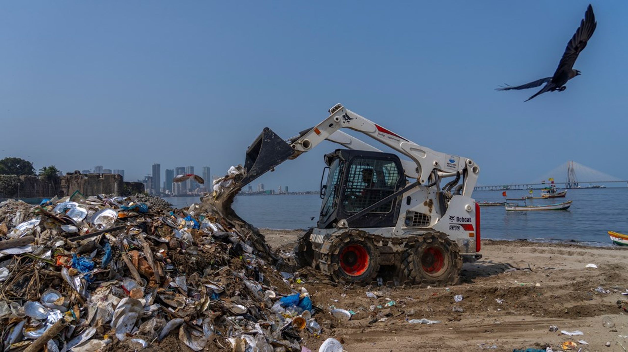 Slik så det ut i Mumbai i India tidligere i år. Plast i havet er ventet å bli et enda større problem enn det allerede er i årene fremover.&nbsp;