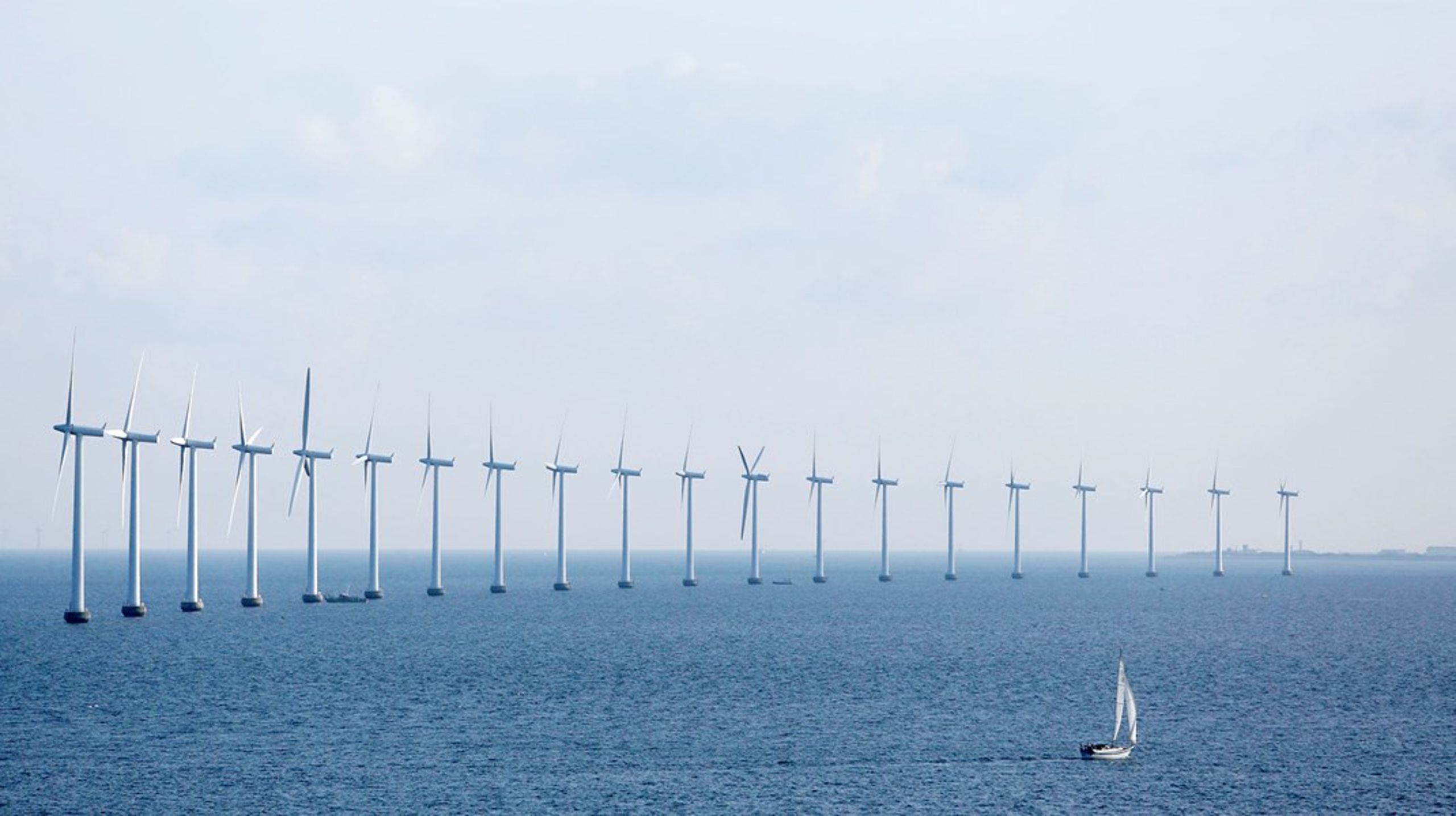 Vindmøller i Middelgrundens Vindmøllepark i Øresund utenfor København. Nå kan det hende at også danske havvindparker har brutt med sentrale miljøregler.