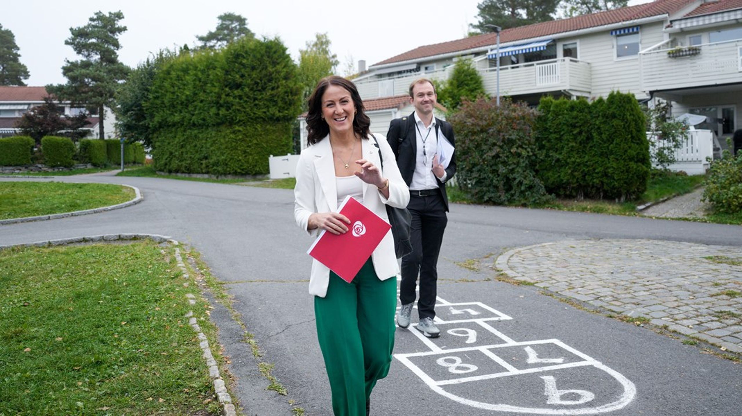 På vei til en skoleklasse bestående kun av pressefolk kom Tonje Brenna med dagens undervisningsplan: Arbeiderpartiets programforslag for 2025-2029.