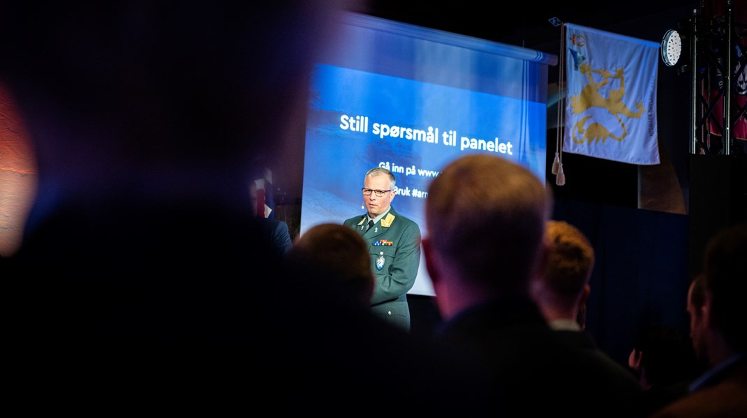 Tomas Beck i Forsvarsmateriell deltok i en panelsamtale under konferansen Army Summit 2024.