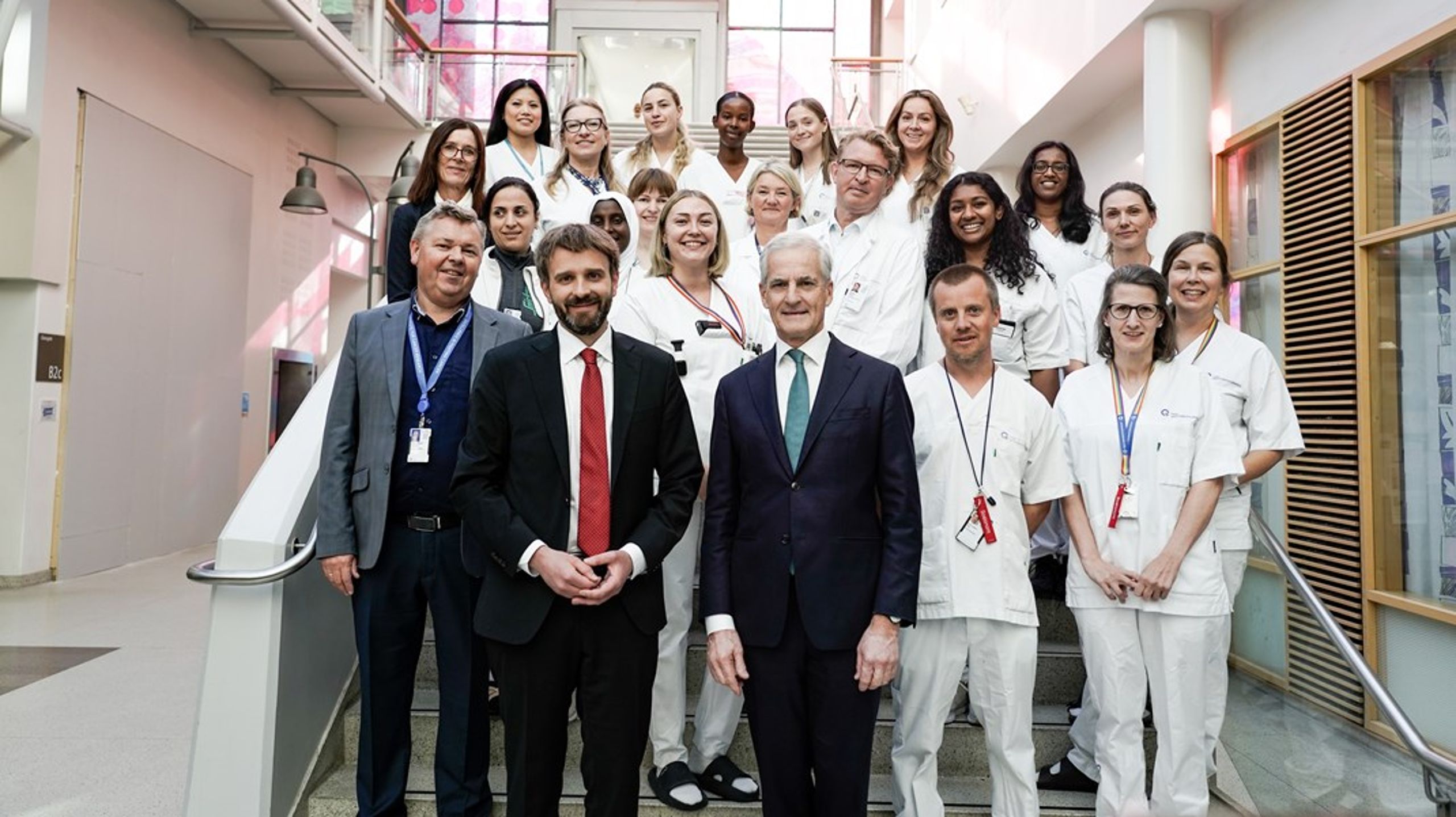 Ansatte på Rikshospitalet fikk bli med på gruppebilde da statsminister Jonas Gahr Støre og helseminister Jan Christian Vestre kom med en budsjettlekkasje der.