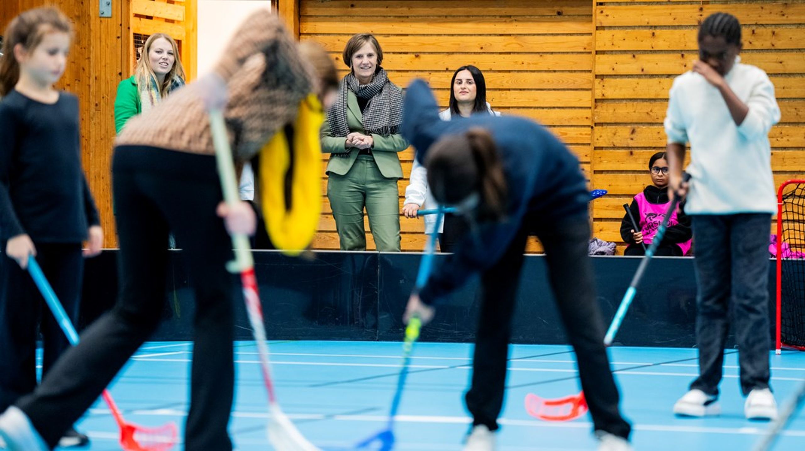 Barne- og familieminister Kjersti Toppe (Sp) besøkte et ferietilbud for barn og unge på Mortensrud under høstferien i år. For mange barn og unge gir deltakelse i aktivitetstilbud en følelse av mestring og fellesskap, noe som kan gjøre det mindre attraktivt å søke seg til kriminelle nettverk, mener Jakob Øvensen Aanderaa, styreleder i Landsrådet for Norges barne- og ungdomsorganisasjoner.