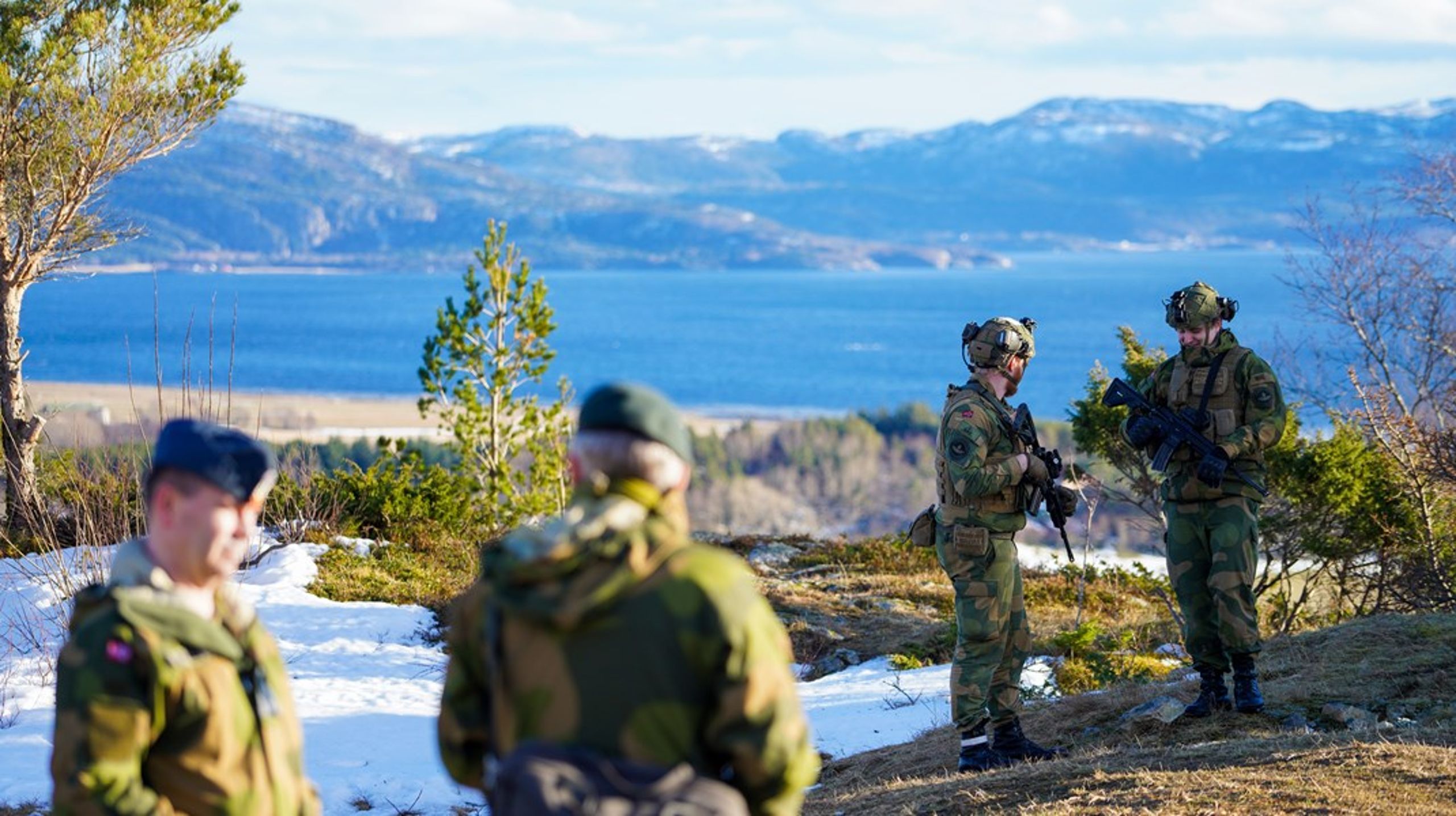 «Infrastruktur og EBA er en vesentlig innsatsfaktor for å skape forsvarsevne», skriver Thorbjørn Thoresen i Forsvarsbygg. Bildet er fra da forsvarsminister Bjørn Arild Gram (Sp) og den danske forsvarsministeren Troels Lund Poulsen besøkte Ørland flystasjon i februar 2024.&nbsp;