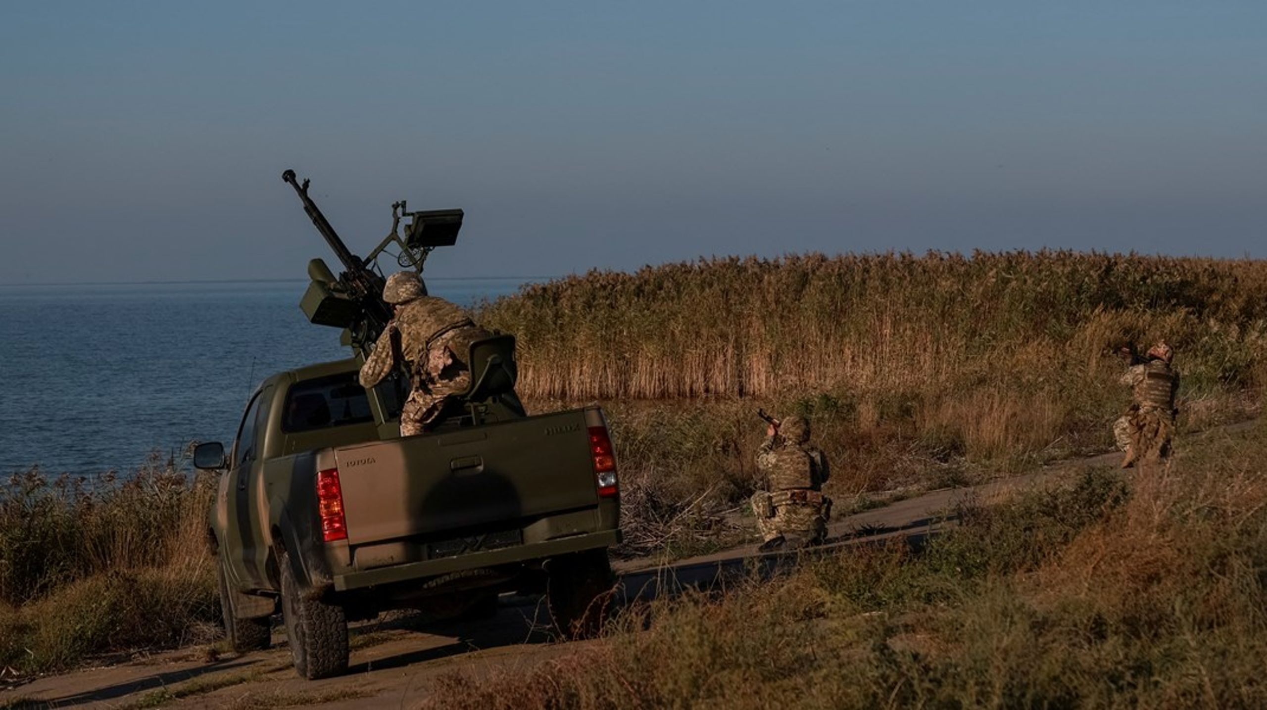 Ukrainske grensevakter trener på å skyte ned droner.