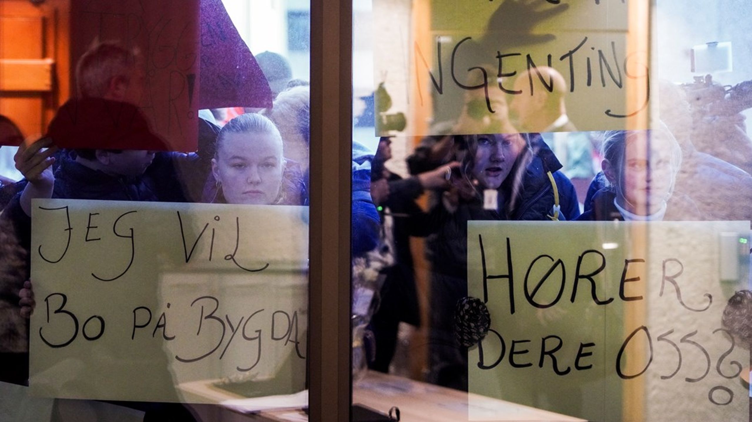 Elevene som kjempet for å beholde skolene sine i Innlandet, tapte kampen i fylkestinget onsdag. Men helt på tampen fikk de i alle fall støtte fra LO.