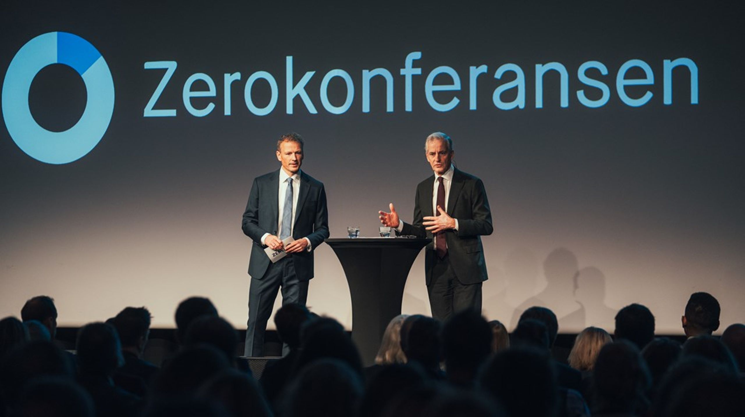 Jonas Gahr Støre var en av hovedgjestene under årets Zero-konferanse. Her i prat med Zero-leder Stig Schjølset om blant annet klimainvesteringsfondet.&nbsp;