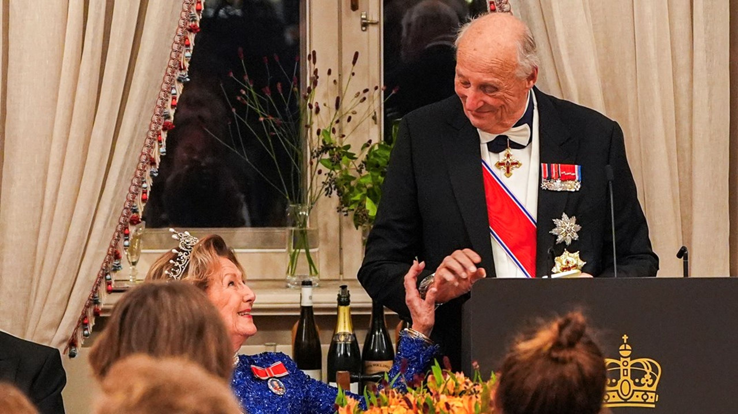 <div>Sarkofag-latter mellom dronning Sonja og kong Harald under slottsmiddagen for stortingsrepresentantene torsdag kveld.</div>