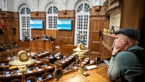 Koranbrenner Paludan stilte i skuddsikker vest i Folketinget under lovdebatt