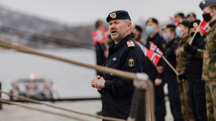 Sjef Sjøkrigsskolen tildelt Sjøforsvarets fortjenstmedalje
